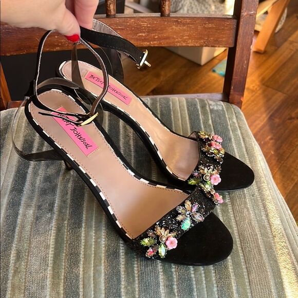 Betsey Johnson Alyna Black Floral Embellished Women's Heels 8.5 - Picture 1 of 7